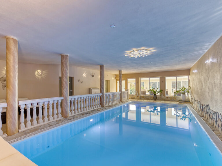 Edler 24-Stunden-Innenpool im Hotel Deine Auszeit im Bayerischen Wald