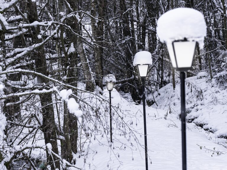 Romantischer Winterwanderweg mit Laternen im Bayerischen Wald bei Achslach